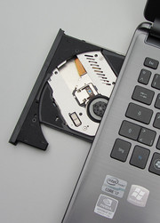 Der DVD-Brenner liest und beschreibt jede Art von DVD bzw. CD.