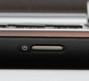 Den Powerbutton findet man nicht sofort. Er sitzt auf der Vorderseite.