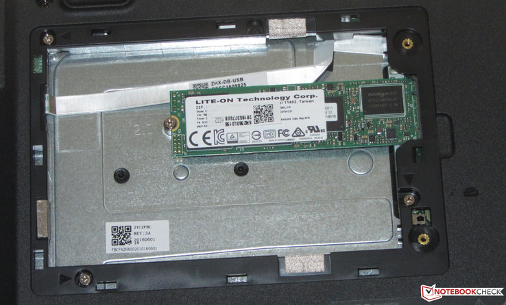Eine M.2-SSD steckt in dem Travelmate. Eine 2,5-Zoll-Festplatte könnte nicht eingebaut werden. Es fehlt der SATA-Steckplatz.