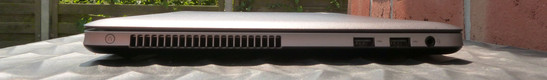 Rechts: Backup-Button, Lüfter, 2x USB 2.0, Mikro/Kopfhörer-Kombistecker