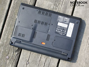 Die Base-Unit zeichnet sich trotz des DVD-Laufwerks durch eine gute Festigkeit aus.