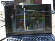 Was mindestens fehlt, ist eine Entspiegelung des Displays.