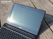 Für die Sonne taugt der Aspire 3750 nicht – Acer verbaut weiterhin mit Vorliebe Low-Cost Glare-Type Panels.