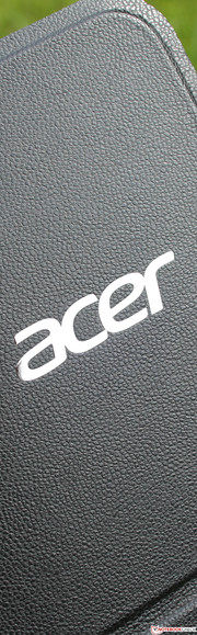 Acer Aspire P3-171: Die Schutzhülle macht einen stabilen, langlebigen Eindruck.