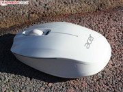 Wie die beigelegte Bluetooth-Maus ist das Zubehör in Weiß gehalten.