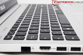 Die Tasten sind flach und schön leise.