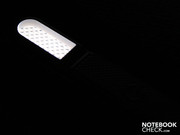 Die weiße LED neben dem Power-Schalter leuchtet im Betrieb und blinkt im Standby.