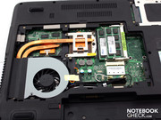 der großen Abdeckung. Jetzt liegt ein großer Teil des Mainboards frei.