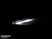 Je nach Zustand kann diese LED in Weiß oder Blau leuchten (On/Standby).