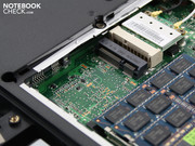 Hier finden wir einen freien mini PCI-E Schacht, die Festplatte