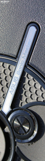 ASUS N71JV: Der Subwoofer bringt die Handauflage zum Vibrieren.