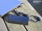 Das schwere 120-Watt-Netzteil versorgt den Laptop