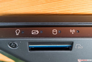 Der SD-Card-Slot befindet sich unter den Status-LEDs.