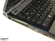 Links befindet sich der Schalter für das Asus Express Gate (Instant-On-Betriebssystem). Links befindet sich der Schalter für das Asus Express Gate (Instant-On-Betriebssystem).