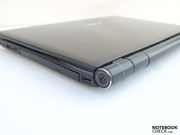 Der Körper des Schmetterlings: Zylindrisches, sony-ähnliches Scharnier mit integriertem Kensington Lock (links)... Der Körper des Schmetterlings: Zylindrisches, sony-ähnliches Scharnier mit integriertem Kensington Lock (links)...