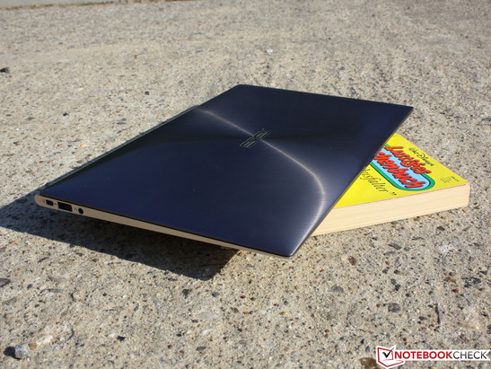 Asus Zenbook UX21E-KX008V: Nur 17 Millimeter hoch, aber mit schneller SSD und Core i7 sehr leistungsstark. Asus Zenbook UX21E-KX008V: Nur 17 Millimeter hoch, aber mit schneller SSD und Core i7 sehr leistungsstark.