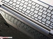 Der kühlende Luftstrom wird über die Tastatur angesaugt und unter dem Scharnier herausgeblasen. Der kühlende Luftstrom wird über die Tastatur angesaugt und unter dem Scharnier herausgeblasen.