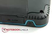Der umlaufende blaue Streifen ist das einzige Designelement des TB100.