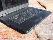 Das Chassis erinnert stark an die Laptop-Optik der 90er Jahre, Das Chassis erinnert stark an die Laptop-Optik der 90er Jahre,