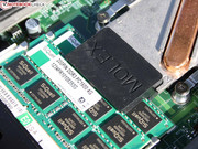 Die zwei RAM-Sockel werden durch diesen thermischen Puffer vor der Abwärme des CPU-Kühlers geschützt. Die zwei RAM-Sockel werden durch diesen thermischen Puffer vor der Abwärme des CPU-Kühlers geschützt.