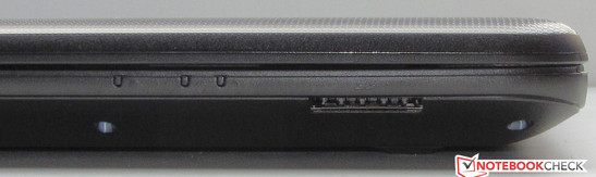 An der Vorderseite sitzt das Speicherkartenlesegerät (SD, SDHC, SDXC, MMC).