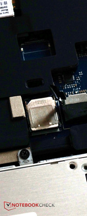 Das Einlegen der SIM-Karte ist außerdem recht fummelig.