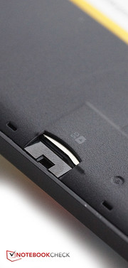 Lediglich der micro-SD-Slot ist unter der Rückseite für den Nutzer zugänglich.