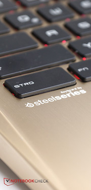 Die Tastatur stammt nach wie vor von SteelSeries und hat ein gewöhnungsbedürftiges Layout.