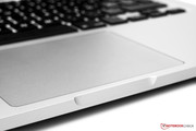 Eine Einkerbung vor dem Trackpad zum Öffnen des Deckels. Eine Einkerbung vor dem Trackpad zum Öffnen des Deckels.