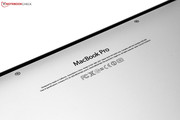 Notwendige Kennzeichnungen des MacBook Pro 10,2 an der Unterseite. Notwendige Kennzeichnungen des MacBook Pro 10,2 an der Unterseite.