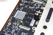 Neben dem Nvidia-SoC findet sich der verlötete RAM (2 GB). Neben dem Nvidia-SoC findet sich der verlötete RAM (2 GB).