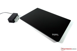 kompaktes 45-Watt-Netzteil