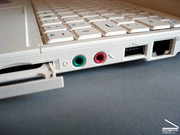 ExpressCard/34 Slot wird bei Nichtgebrauch mit Einschub verschlossen