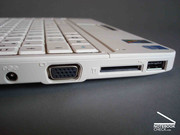 weit vorne liegender USB-Port auf der linken Seite