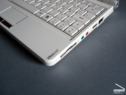 Expresscard Slot, Audio, USB und Ethernet auf der rechten Seite, Kensington lock im Scharnier untergebracht