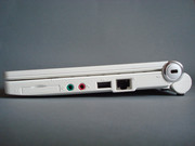 Ethernet-Anschluß ist relativ weit hinten positioniert und stört so wenig, Kensington Lock im Scharnier untergebracht