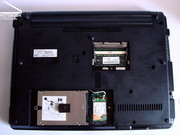 Öffnungen am Unterboden mit Festplatte, W-LAN, und RAM.(von links unten nach rechts oben)