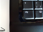 Hochglanzrahmen um den Tastaturbereich herum lockert die Optik dezent auf.