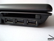 Geballte Anschlußpositionierung mit Platzmangel. 3xUSB unter ExpressCard/54 Slot. Geballte Anschlußpositionierung mit Platzmangel. 3xUSB unter ExpressCard/54 Slot.