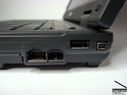 Sehr gut platziert finden wir auf der rechten Seite weit hinten USB und Firewire.