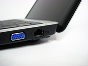 Gut dagegen die hinten positionierten Netzwerk- und VGA-Anschlüsse