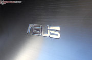 Das silbern glänzende Asus-Emblem auf dem schicken Alu-Displaydeckel verstärkt die optische Eleganz und ...