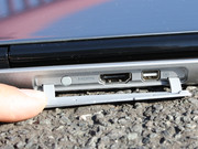 Unter der Gummi-Klappe (Rückseite) sitzen HDMI und mini DisplayPort.