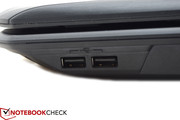 Die USB-2.0-Ports warten im vorderen Bereich des Notebooks.