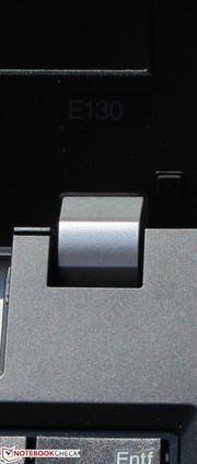 Die Scharniere halten den Deckel fest in Position.