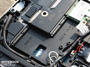 Unter der Bodenplatte finden wir die beiden Mini PCIe Slots (1xWLAN-Karte) Unter der Bodenplatte finden wir die beiden Mini PCIe Slots (1xWLAN-Karte)