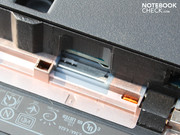 Der Akkumulator wird rollend entnommen.