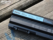 Das handliche Netzteil wiegt nur 244 Gramm.