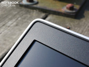 der umlaufenden Gummilippe (TFT-Rahmen)