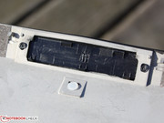 sondern befindet sich an der Frontseite des Laptops hinter einer Art Aussparung.